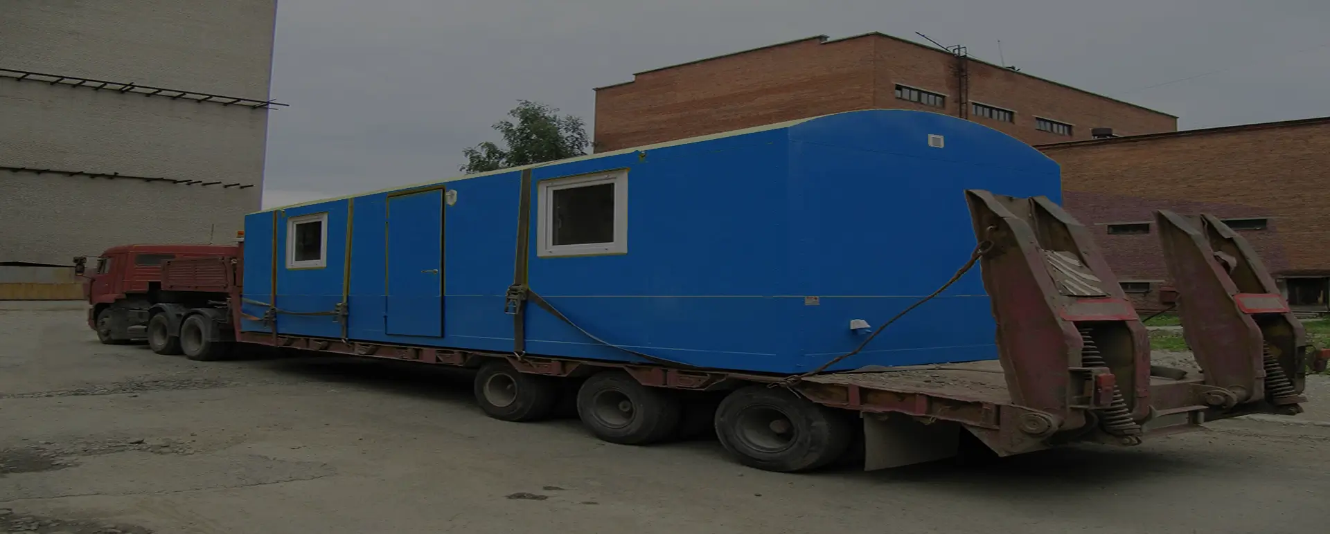 Заказать безопасную и качественную перевозку вагон домов и блок комнат по России из Мухоршибиря специализированными низкорамными тралами